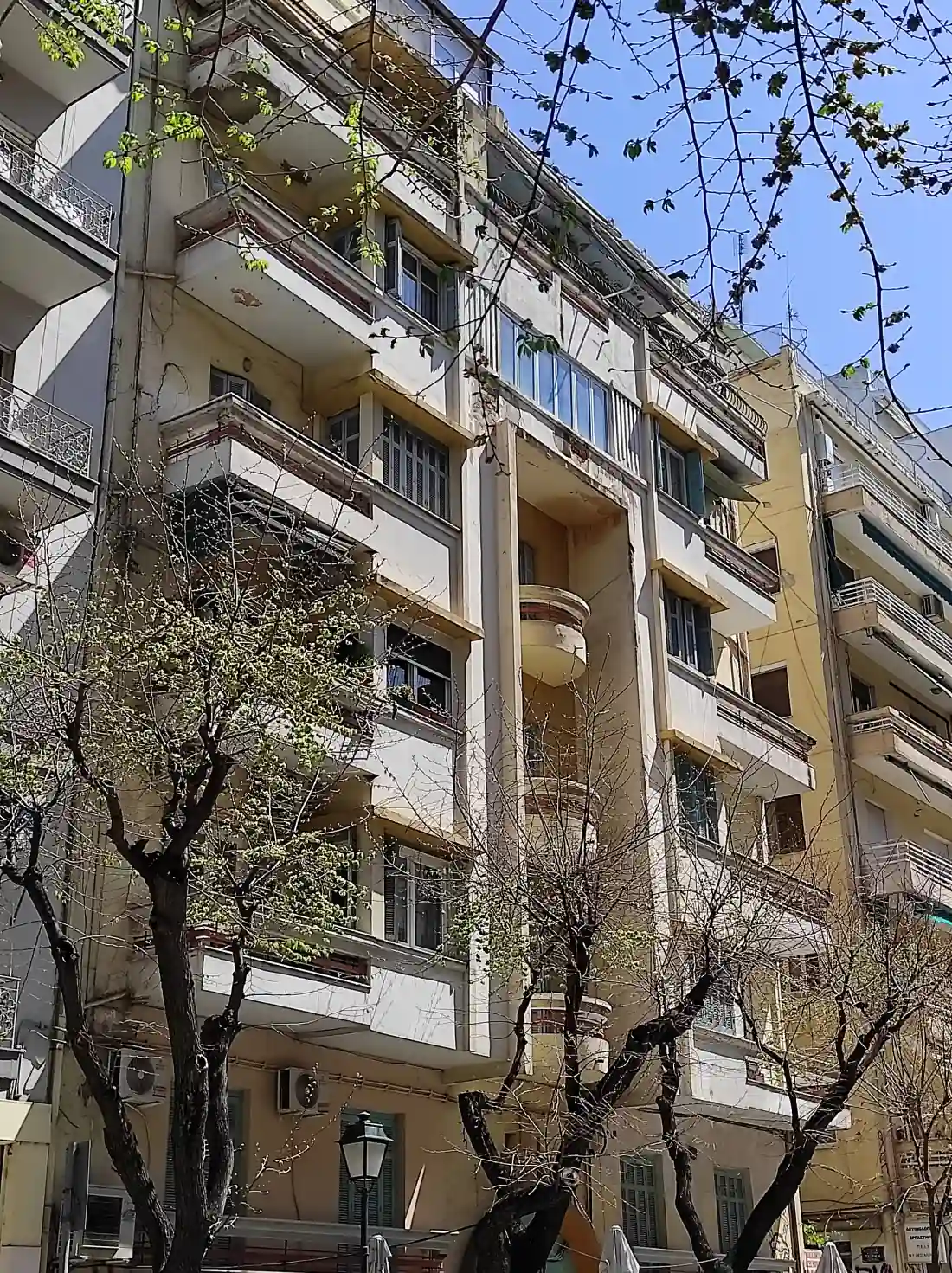 Πολυκατοικία του μεσοπολέμου στη Θεσσαλονίκη, με τα μπαλκόνια της σε σειρές.
